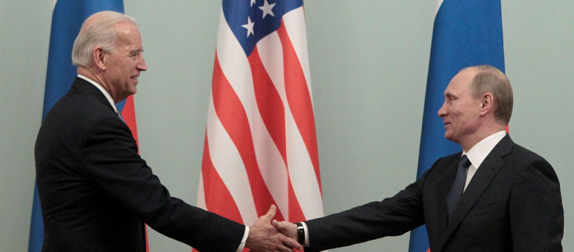 FILE PHOTO: Thủ tướng Nga Vladimir Putin (R) bắt tay Hoa Kỳ Phó Tổng thống Joe Biden trong cuộc gặp của họ tại Moscow ngày 10 tháng 3 năm 2011. - Sputnik Việt Nam, 1920, 10.06.2021