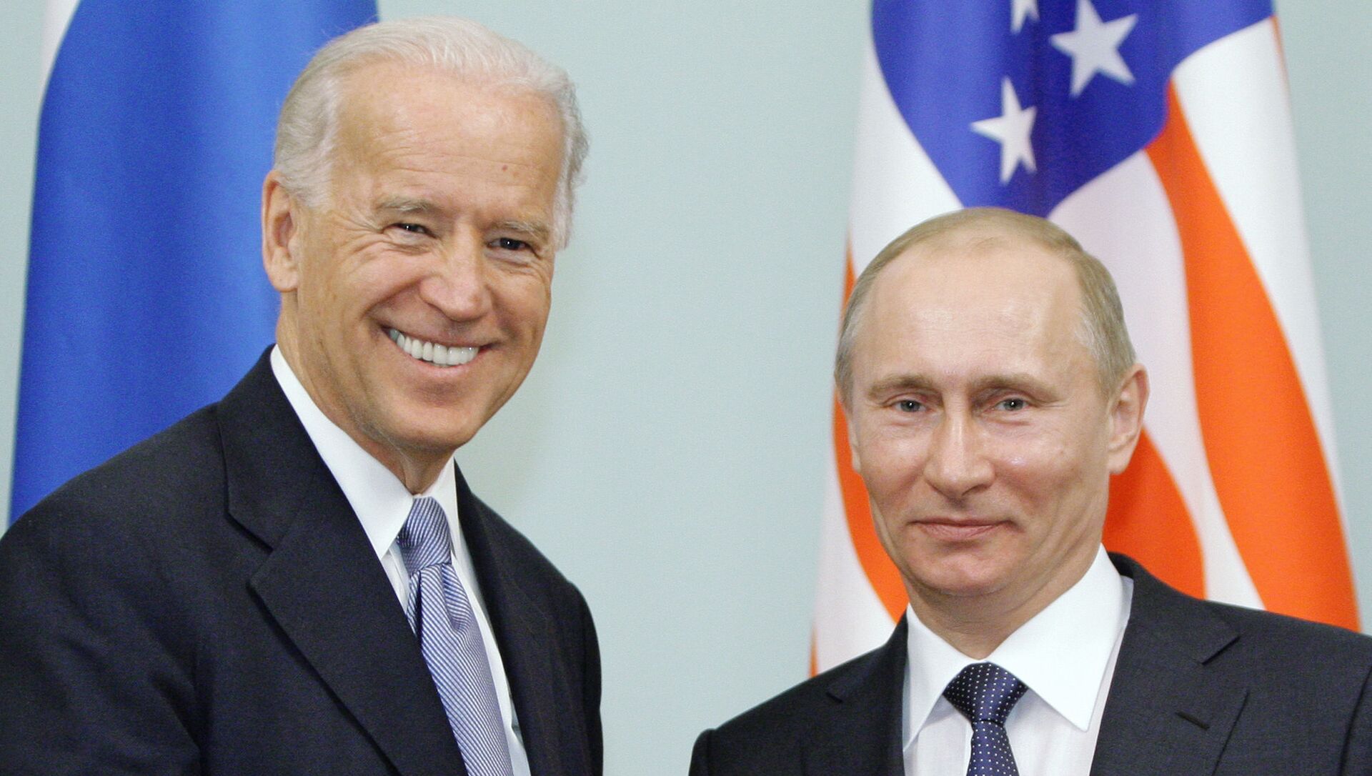 Trong bức ảnh hồ sơ ngày 10 tháng 3 năm 2011, Phó Tổng thống khi đó là Joe Biden, rời đi, bắt tay Thủ tướng Nga Vladimir Putin tại Moscow, Nga. - Sputnik Việt Nam, 1920, 14.06.2021