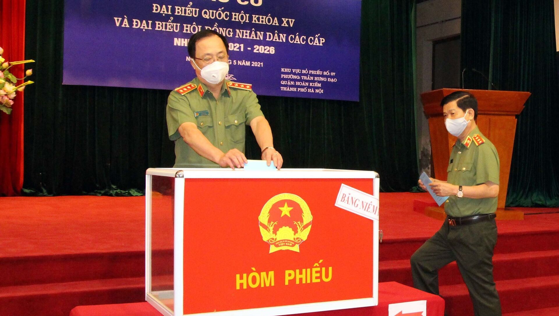 Thượng tướng Nguyễn Văn Thành, Thứ trưởng Bộ Công an bỏ phiếu khu vực bỏ phiếu số 7 - Sputnik Việt Nam, 1920, 04.06.2021