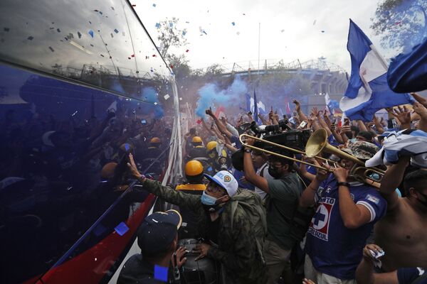 Người hâm mộ đội Cruz Azul vui mừng khi xe buýt của đội bóng đến trước trận đấu chung kết tại Sân vận động Azteca ở Mexico - Sputnik Việt Nam