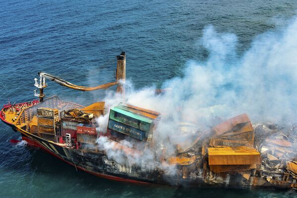 Khói bốc lên từ tàu container «MV X-Press Pearl» khi nó được kéo ra ngoài khơi Colombo - Sputnik Việt Nam