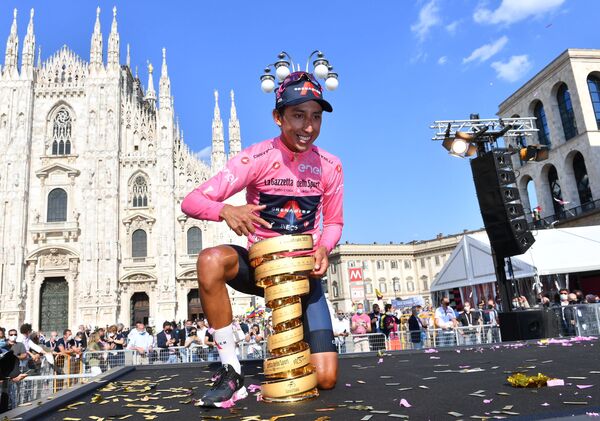 Tay đua Egan Arlie Bernal Gomez tạo dáng với chiếc cúp ăn mừng chiến thắng tại Giro d'Italia - Sputnik Việt Nam