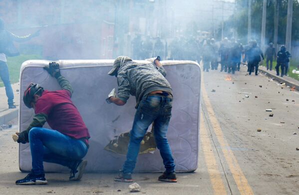 Người biểu tình nấp sau tấm nệm trong cuộc đụng độ với cảnh sát chống bạo động, Colombia - Sputnik Việt Nam