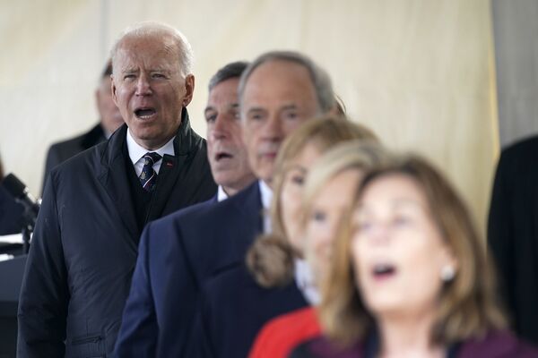 Tổng thống Joe Biden hát bài God Bless America trong Ngày tưởng nhớ tại Công viên Tưởng niệm Cựu chiến binh New Castle - Sputnik Việt Nam