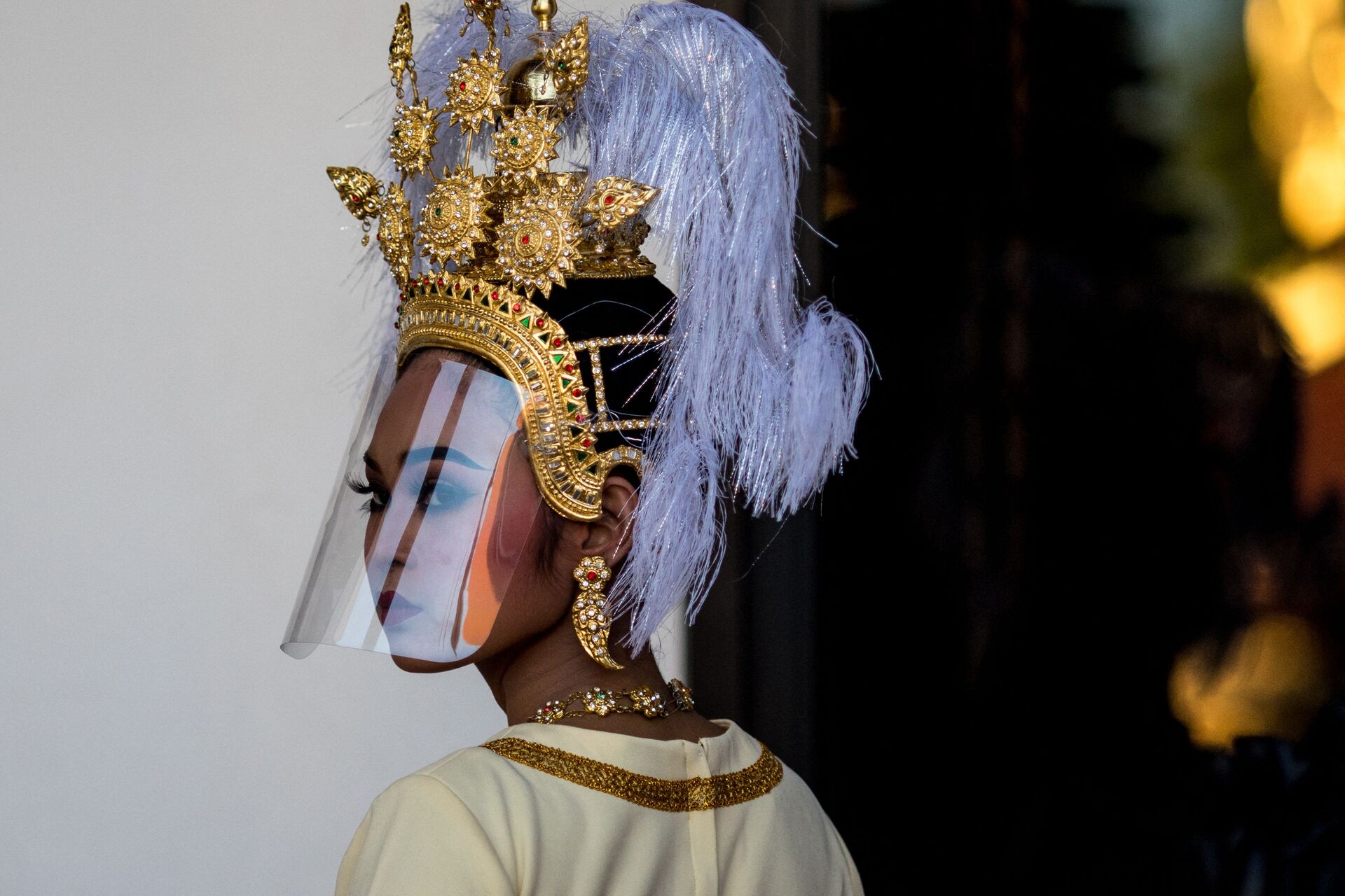Vũ công Thái Lan trong chiếc mũ truyền thống và màn chắn phòng chống coronavirus - Sputnik Việt Nam, 1920, 09.02.2022