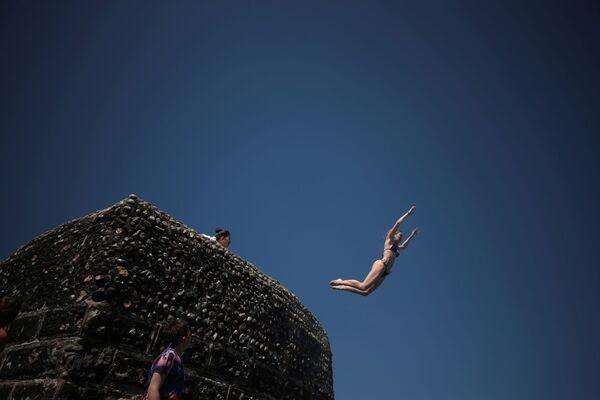 Cô gái nhảy xuống biển tại Brighton, Anh - Sputnik Việt Nam