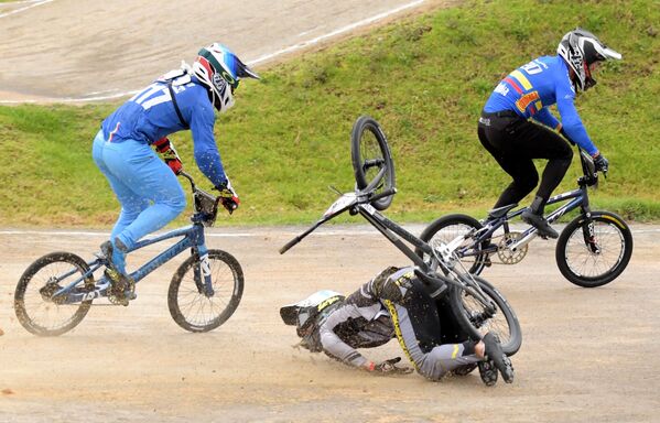 Vận động viên người Latvia Christens Kriegers ngã trong trận chung kết BMX Supercross World Cup diễn ra ở Bogota, Colombia - Sputnik Việt Nam