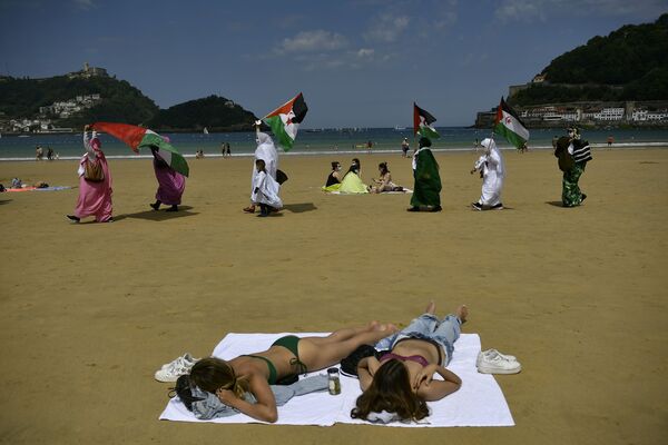 Những người biểu tình từ Sahara vẫy cờ tại một cuộc biểu tình trên bãi biển ở San Sebastian, Tây Ban Nha - Sputnik Việt Nam