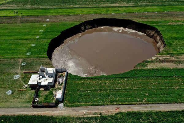 Cảnh từ trên không về một hố sụt được phát hiện trên cánh đồng ở Santa Maria Zacatepec, Mexico - Sputnik Việt Nam