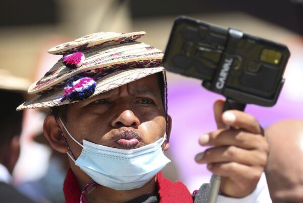 Người đàn ông chụp ảnh tự sướng trong cuộc biểu tình chống chính phủ ở Bogota - Sputnik Việt Nam