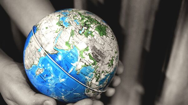 Земной шар в руках человека - Sputnik Việt Nam
