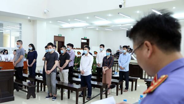 Các bị cáo nghe đại diện Viện Kiểm sát trình bày bản luận tội và đề nghị mức án. - Sputnik Việt Nam