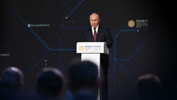 Tổng thống Nga Vladimir Putin phát biểu tại Diễn đàn Kinh tế Quốc tế St.Petersburg năm 2021 - Sputnik Việt Nam