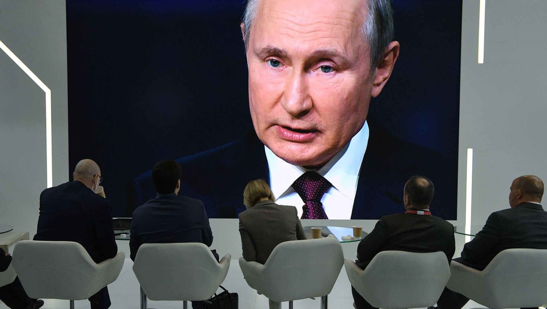 Tổng thống Nga Vladimir Putin phát biểu tại Diễn đàn Kinh tế Quốc tế St.Petersburg năm 2021 - Sputnik Việt Nam, 1920, 04.06.2021