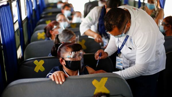 Các nhân viên được tiêm liều vắc xin Pfizer-BioNTech ngừa COVID-19 trên xe buýt ở Mexico - Sputnik Việt Nam