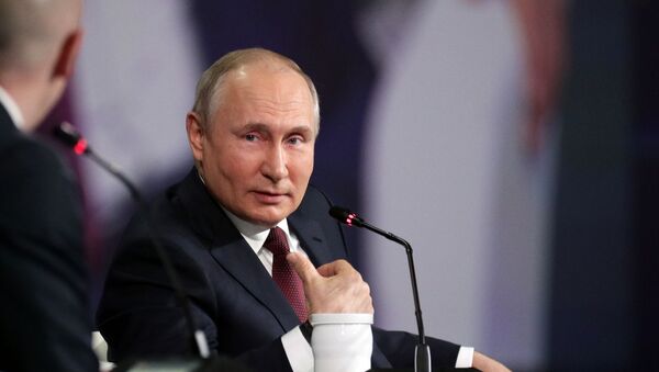 Tổng thống Nga Vladimir Putin tại phiên họp Diễn đàn kinh tế quốc St. Petersburg -2021, diễn ra ở Trung tâm Triển lãm và Hội nghị Expoforum. - Sputnik Việt Nam