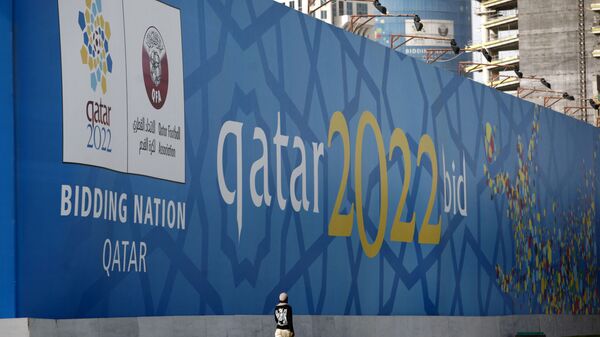 Quảng cáo trên đường bờ biển Doha về Giải vô địch bóng đá thế giới tại Qatar 2022. - Sputnik Việt Nam