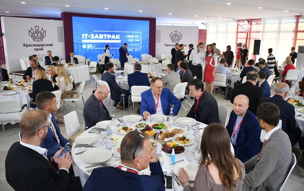 Những người tham gia Bữa sáng dành cho Doanh nghiệp CNTT Toàn cầu: Nguồn lực cho tăng trưởng tại Diễn đàn Kinh tế Quốc tế St.Petersburg - 2021. - Sputnik Việt Nam