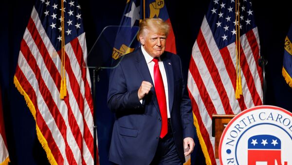 Cựu Hoa Kỳ Tổng thống Donald Trump đến phát biểu tại bữa tối hội nghị GOP North Carolina ở Greenville, North Carolina, Hoa Kỳ. Ngày 5 tháng 6 năm 2021 - Sputnik Việt Nam