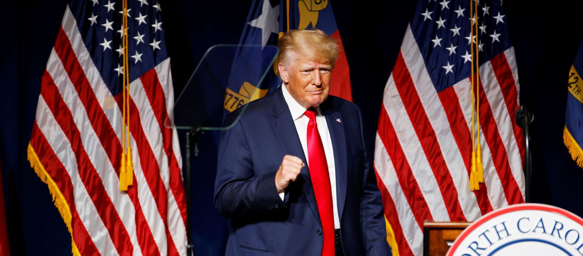 Cựu Hoa Kỳ Tổng thống Donald Trump đến phát biểu tại bữa tối hội nghị GOP North Carolina ở Greenville, North Carolina, Hoa Kỳ. Ngày 5 tháng 6 năm 2021 - Sputnik Việt Nam, 1920, 06.06.2021