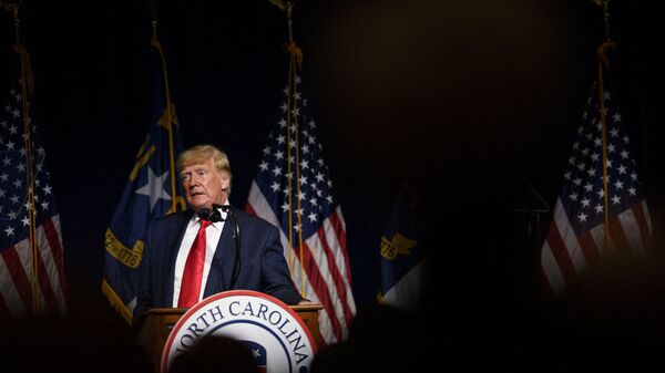Cựu Tổng thống Hoa Kỳ Donald Trump phát biểu tại đại hội bang NCGOP vào ngày 5 tháng 6 năm 2021 tại Greenville, Bắc Carolina. Sự kiện này là một trong những lần xuất hiện cấp cao đầu tiên của cựu Tổng thống Mỹ Donald Trump kể từ khi rời Nhà Trắng vào tháng Giêng. - Sputnik Việt Nam