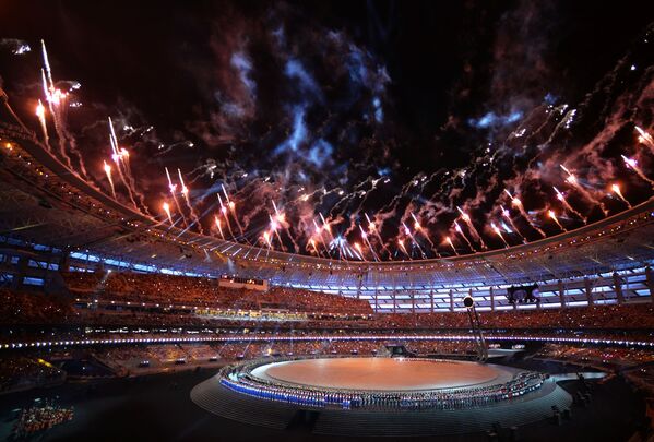 Bắn pháo hoa trên sân vận động trong lễ khai mạc Đại hội thể thao châu Âu lần thứ nhất ở Baku (Azerbaijan). 4 trận đấu sẽ được tổ chức tại sân Olympic Baku: Wales - Thụy Sĩ (12/6), Thổ Nhĩ Kỳ - Wales (16/6), Thụy Sĩ - Thổ Nhĩ Kỳ (20/6), vòng 1/4 (3/7). - Sputnik Việt Nam