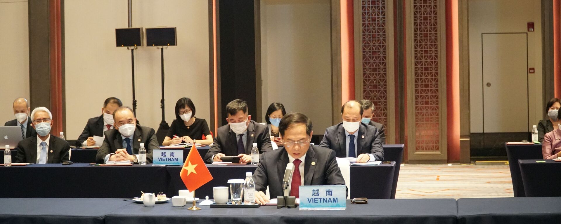Bộ trưởng Ngoại giao Bùi Thanh Sơn tham dự Hội nghị đặc biệt Bộ trưởng Ngoại giao ASEAN - Trung Quốc.  - Sputnik Việt Nam, 1920, 08.06.2021