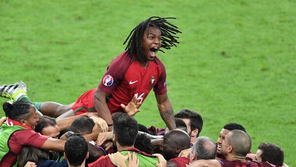 Các cầu thủ Bồ Đào Nha vui sướng sau bàn thắng mà họ ghi được trong trận chung kết Giải vô địch bóng đá châu Âu UEFA 2016 giữa đội tuyển quốc gia Bồ Đào Nha và Pháp. Phía trên là cầu thủ đội tuyển quốc gia Bồ Đào Nha Renato Sanches - Sputnik Việt Nam