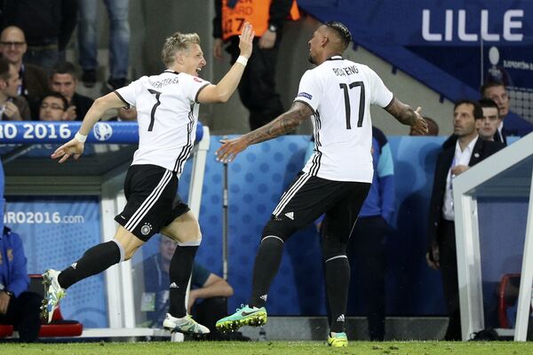 Các cầu thủ đội tuyển quốc gia Đức Bastian Schweinsteiger (người ghi bàn) và Jerome Boateng (phải) vui mừng sau khi ghi bàn thắng trong trận đấu vòng bảng Giải vô địch châu Âu UEFA 2016 giữa đội tuyển quốc gia Đức và Ukraina - Sputnik Việt Nam