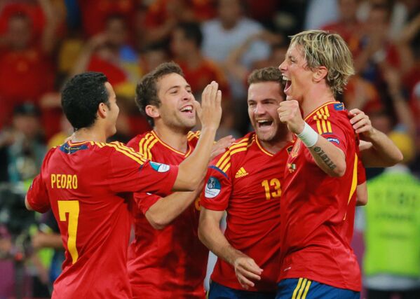 Các cầu thủ đội tuyển quốc gia Tây Ban Nha vỡ òa niềm vui sau bàn thắng ghi được trong trận đấu cuối cùng của Giải vô địch bóng đá châu Âu UEFA 2012 giữa đội tuyển quốc gia Tây Ban Nha và Ý - Sputnik Việt Nam