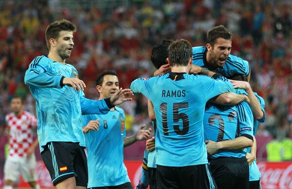 Các cầu thủ đội tuyển Tây Ban Nha Gerard Pique, Xavi, Sergio Ramos, Jordi Alba và Jesus Navas (từ trái sang phải) vui sướng sau bàn thắng ghi được vào lưới đối phương trong trận đấu vòng bảng Giải vô địch bóng đá châu Âu UEFA 2012 giữa các đội tuyển quốc gia Croatia và Tây Ban Nha - Sputnik Việt Nam