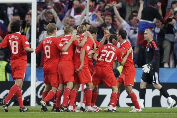 Các cầu thủ đội tuyển quốc gia Nga vui mừng sau khi tiền vệ Konstantin Zyryanov (17) ghi bàn thắng vào lưới Hy Lạp tại Giải vô địch châu Âu 2008 - Sputnik Việt Nam