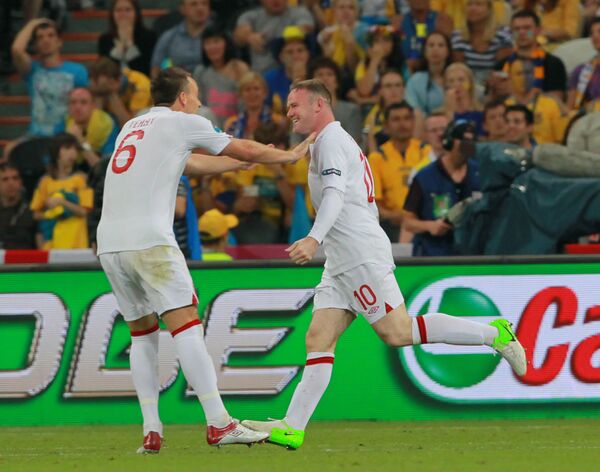 Các cầu thủ Anh John Terry và Wayne Rooney (từ trái sang phải) vui mừng sau bàn thắng ghi được vào lưới đội đối phương trong trận đấu vòng bảng Giải vô địch bóng đá châu Âu UEFA giữa đội tuyển quốc gia Anh và Ukraina - Sputnik Việt Nam