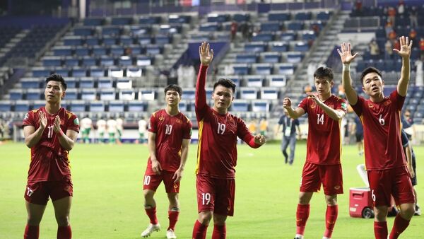 Các cầu thủ Việt Nam cảm ơn người hâm mộ sau khi kết thúc trận đấu. - Sputnik Việt Nam