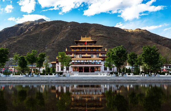 Quang cảnh tòa nhà của Học viện Phật giáo ở làng Zhedui ở Tây Tạng - Sputnik Việt Nam