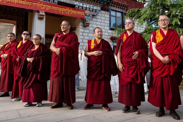 Các nhà sư ở lối vào Học viện Phật giáo ở làng Zhedui, Tây Tạng - Sputnik Việt Nam