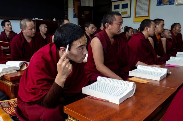 Học sinh trong một lớp học tại Học viện Phật giáo ở làng Zhedui, Tây Tạng - Sputnik Việt Nam