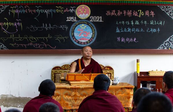 Giáo viên đang dạy trên lớp tại Học viện Phật giáo ở làng Zhedui ở Tây Tạng - Sputnik Việt Nam