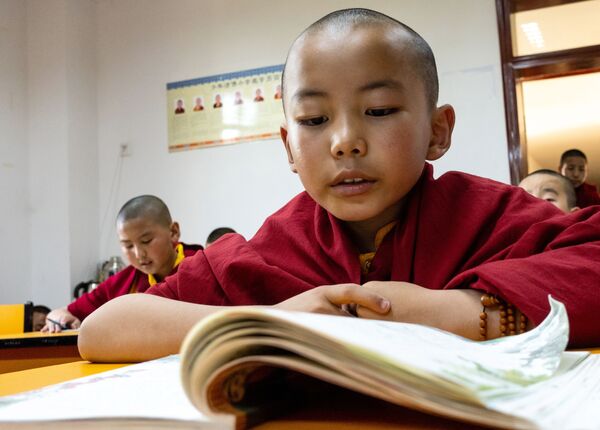 Một học sinh trong lớp học tại Học viện Phật giáo ở làng Zhedui, Tây Tạng - Sputnik Việt Nam
