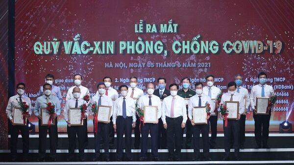 Đại diện các tập đoàn, tổng công ty, doanh nghiệp trao ủng hộ Qũy vaccine phòng COVID-19. - Sputnik Việt Nam