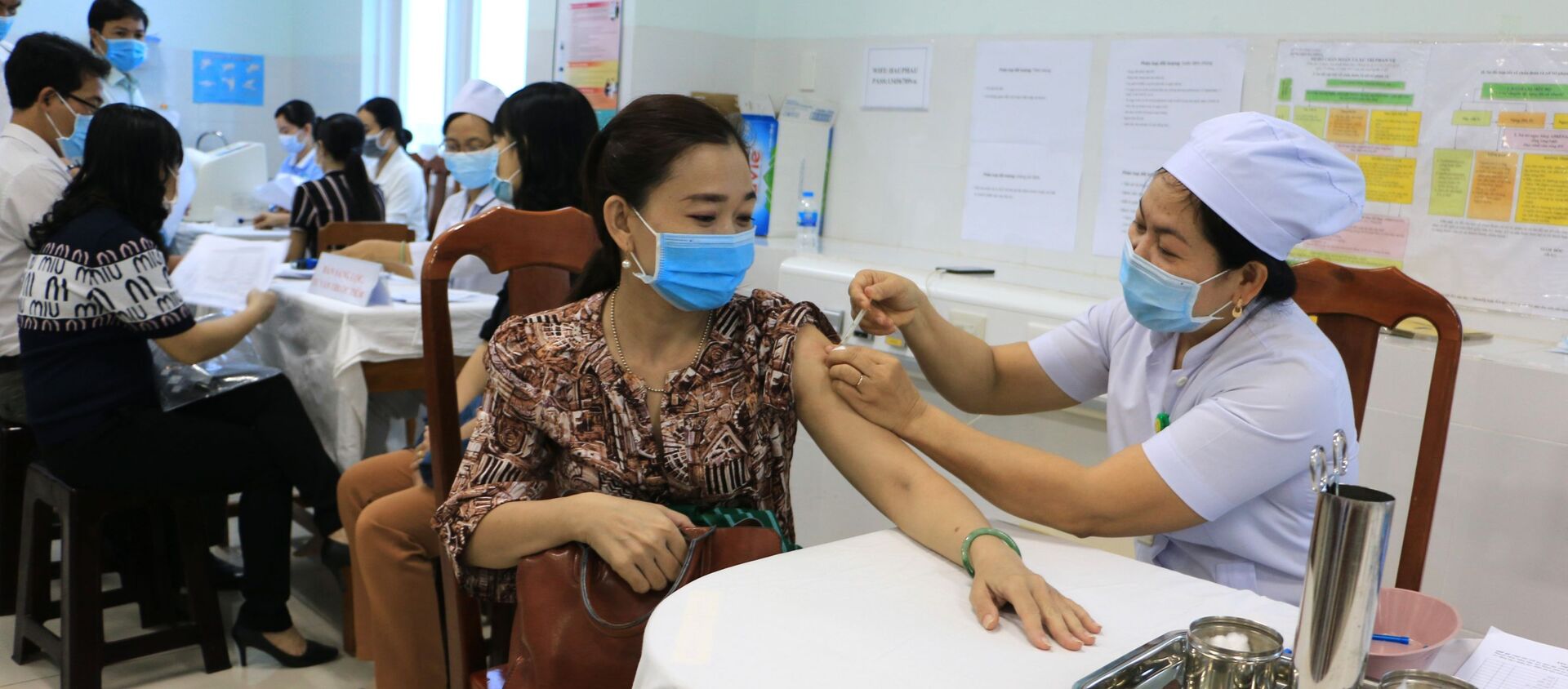 Tiêm vaccine phòng COVID-19 tại Bệnh viện Đa khoa tỉnh Vĩnh Long.  - Sputnik Việt Nam, 1920, 08.06.2021