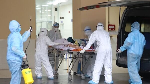 Vận chuyển bệnh nhân 8944 lên khu vực điều trị của Bệnh viện Chợ Rẫy. - Sputnik Việt Nam