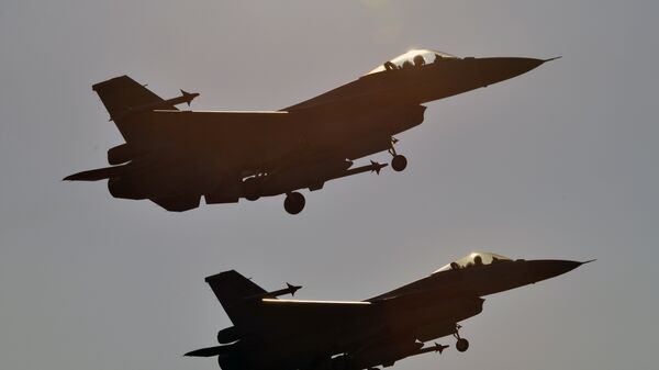 Hai máy bay chiến đấu F-16 do Mỹ sản xuất của Không quân Đài Loan cất cánh từ căn cứ quân sự Chiayi ở phía Nam quốc đảo - Sputnik Việt Nam