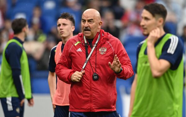 Huấn luyện viên trưởng đội tuyển bóng đá quốc gia Nga Stanislav Cherchesov trong buổi tập mở trước thềm EURO 2020. - Sputnik Việt Nam