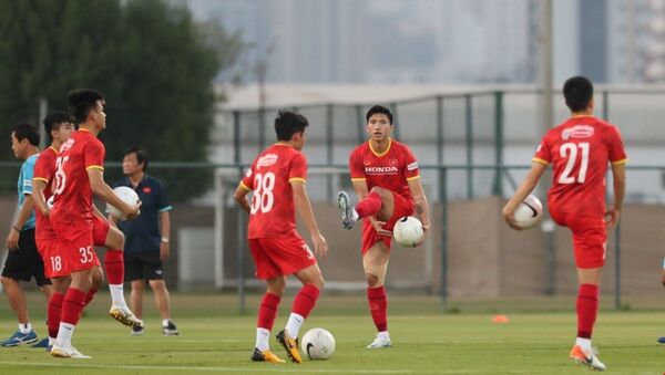 Các cầu thủ dự bị và không thi đấu ở trận Indonesia tập riêng ở phần sân trung tâm. - Sputnik Việt Nam