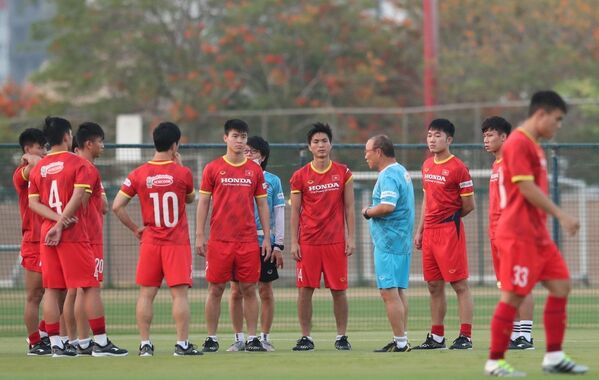 HLV Park Hang-seo nói chuyện với các cầu thủ đá chính. - Sputnik Việt Nam