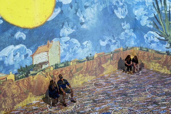 Khách tham quan triển lãm Nhập vai vào tranh Van Gogh ở New York, Mỹ - Sputnik Việt Nam