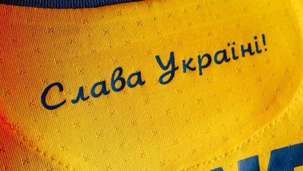  Đồng phục của đội tuyển Ukraina tại Giải vô địch bóng đá châu Âu EURO 2020 với dòng chữ “Vinh quang Ukraina!. - Sputnik Việt Nam