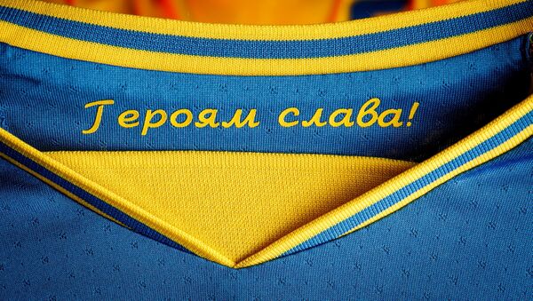  Đồng phục của đội tuyển Ukraina tại Giải vô địch bóng đá châu Âu EURO 2020 với dòng chữ Vinh quang anh hùng!. - Sputnik Việt Nam