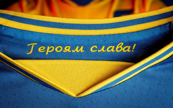 Đồng phục của đội tuyển Ukraina tại Giải vô địch bóng đá châu Âu EURO 2020 với dòng chữ Vinh quang anh hùng!. - Sputnik Việt Nam